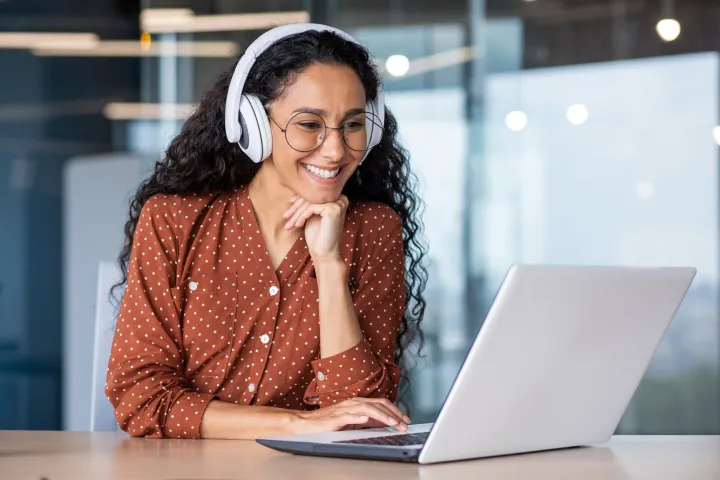woman online learning